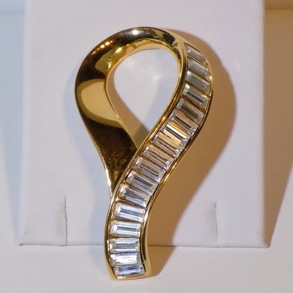 Vintage Signed Swarovski Swan Gold Ribbon Brooch with Baguette Crystals - Picture 2 of 9